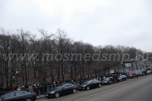 Очередь пришедших попрощаться с Борисом Немцовым  на набережной у фонда Сахарова. Фотоотчёт с дежурства скорой на похоронах Бориса Немцова.